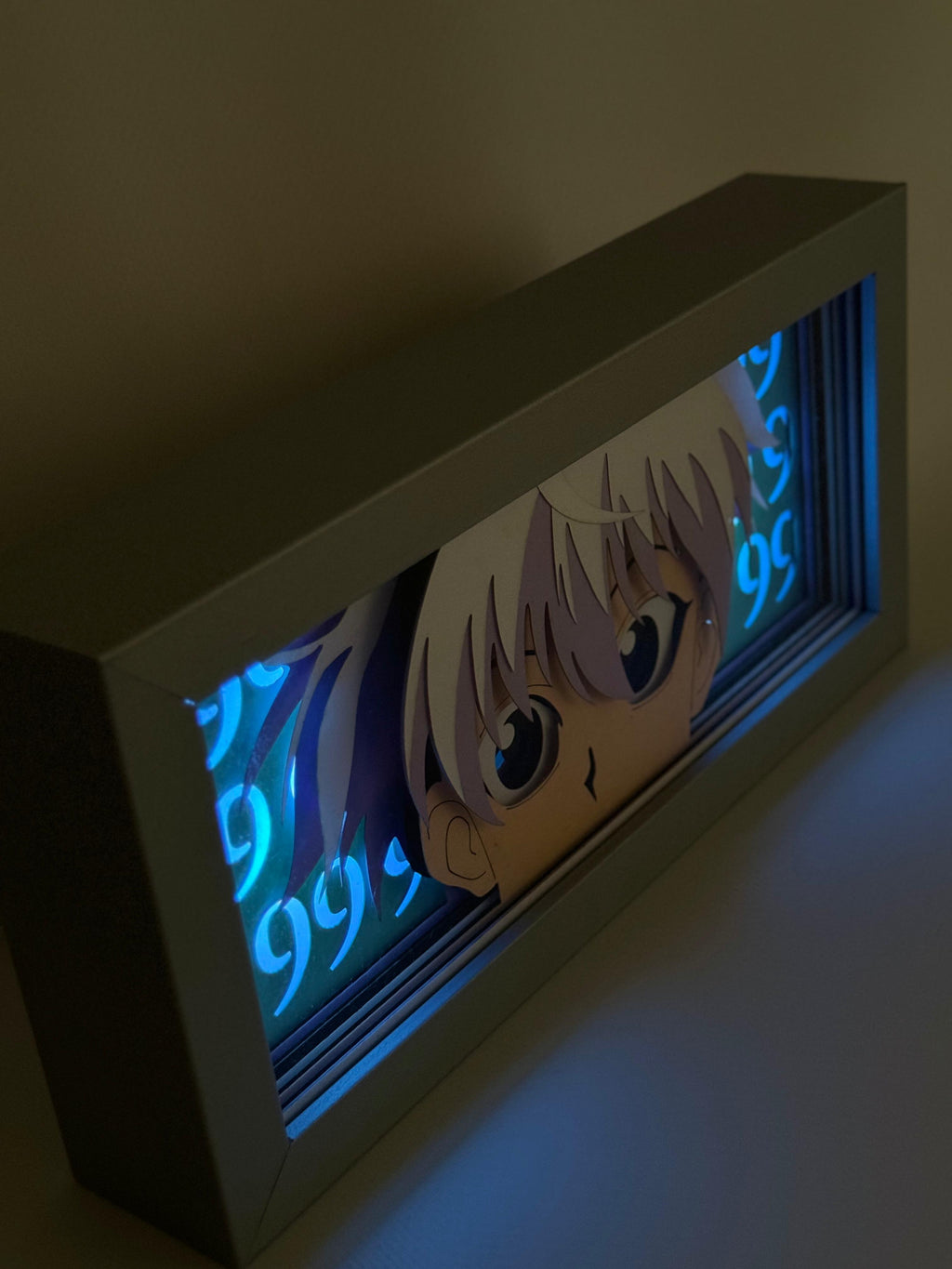 3D Killua Ahşap Katmanlı Anime Işık Kutusu – LED Dekor & Gece Lambası