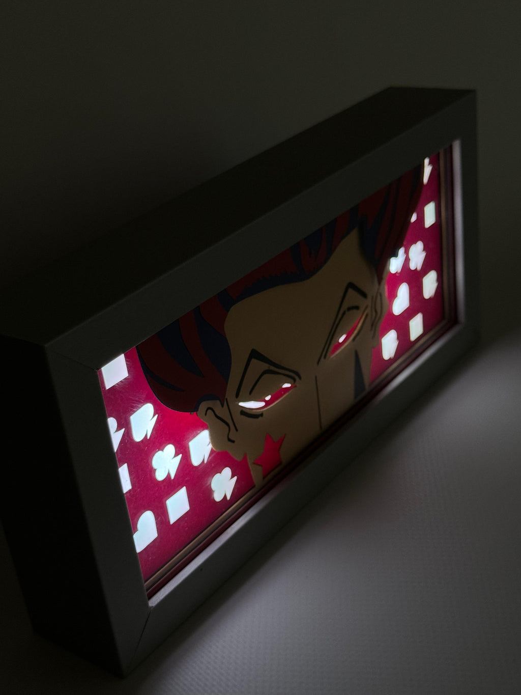 3D Hisoka Ahşap Katmanlı Anime Işık Kutusu – LED Dekor & Gece Lambası