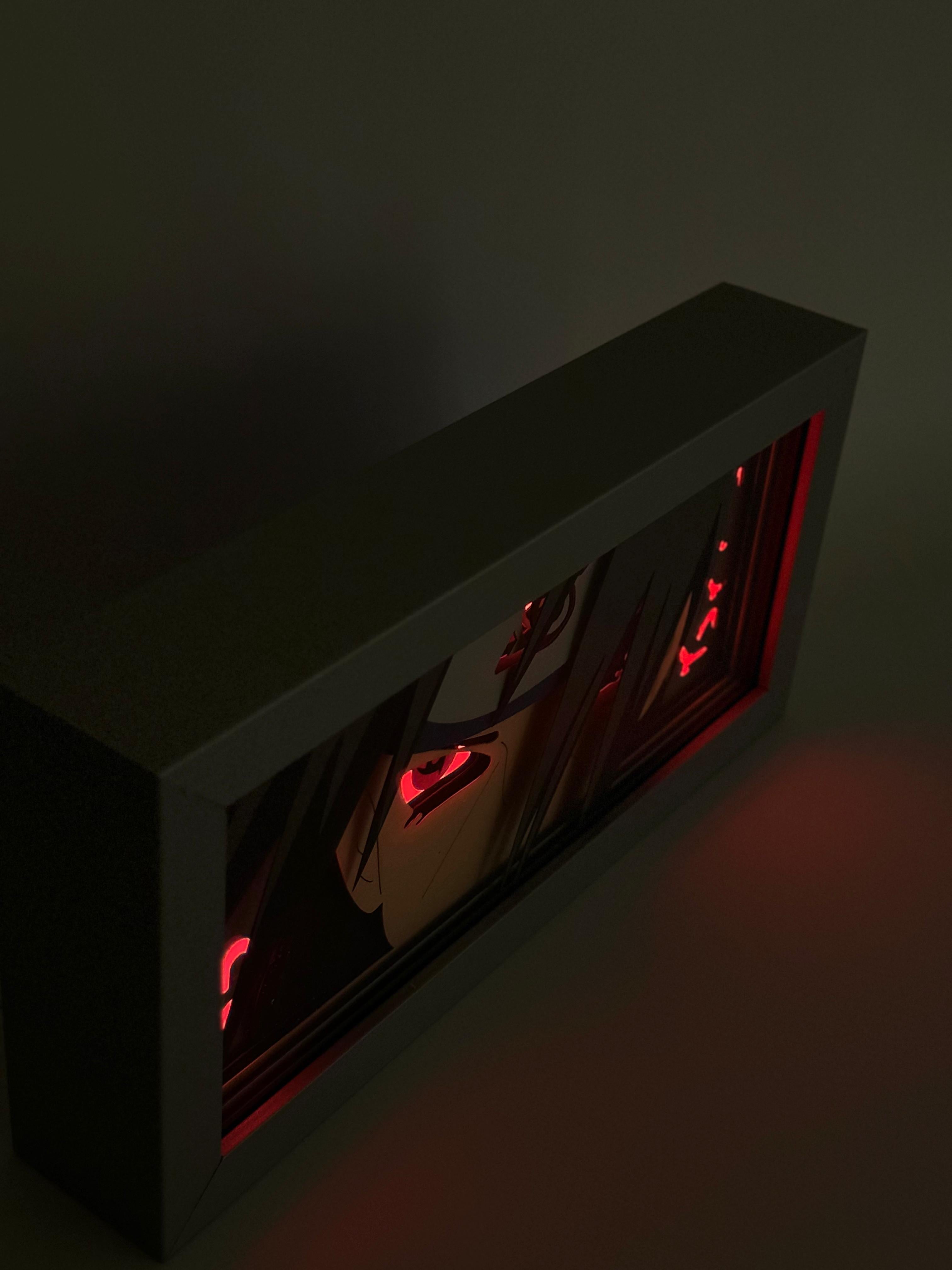3D Young Itachi Ahşap Katmanlı Anime Işık Kutusu – LED Dekor & Gece Lambası