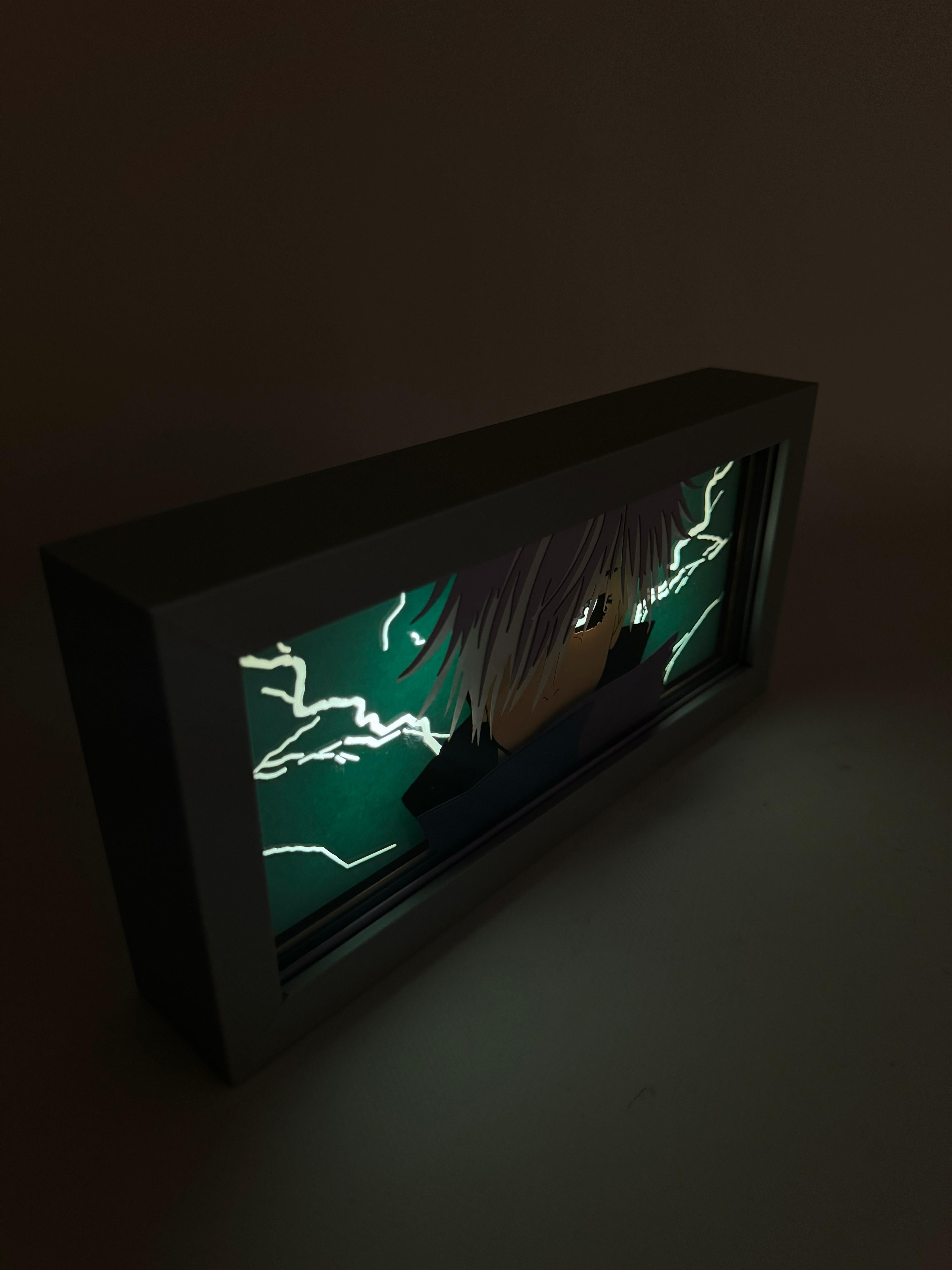 3D Gojo Ahşap Katmanlı Anime Işık Kutusu – LED Dekor & Gece Lambası